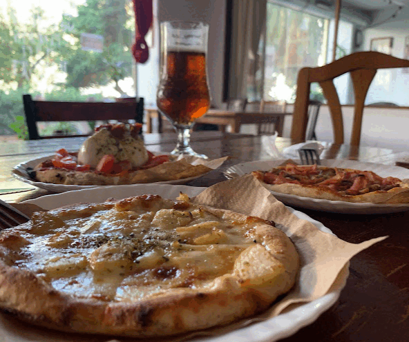 Small pizzas and a drink served at Festinar